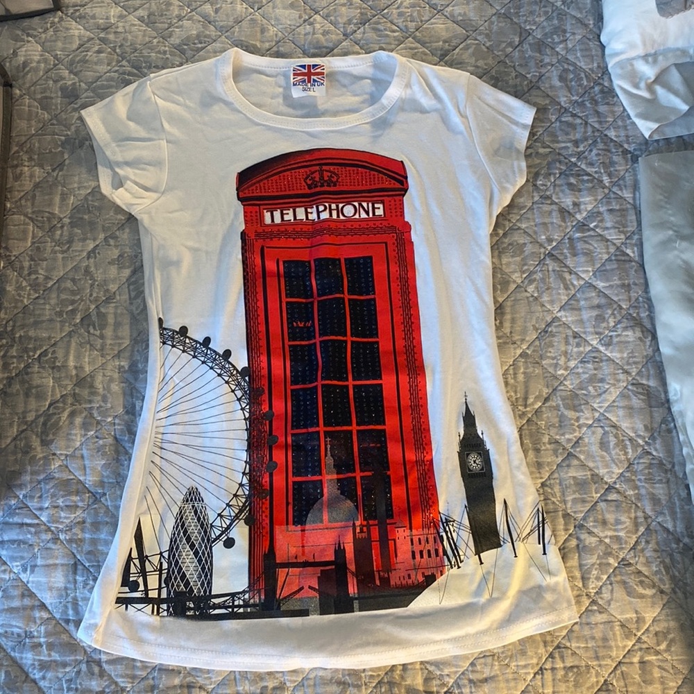 BRAND NEW NEVER WORN LONDON TEE-SHIRT. SIZE LARGE BUT FEELS LIKE A SMALL.